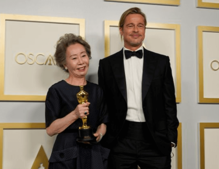 윤여정과-사진을찍는-브래드피트