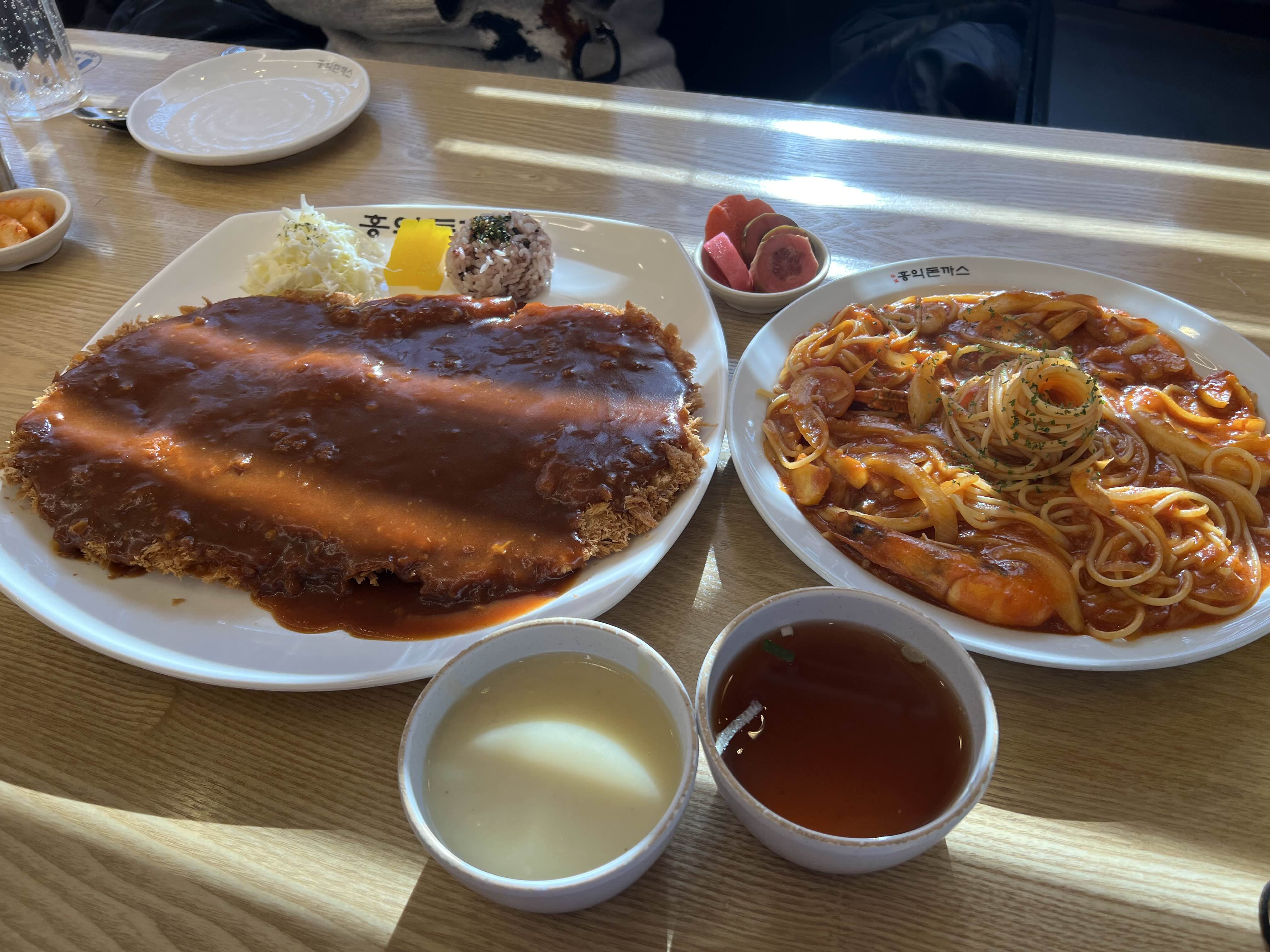 홍익돈까스와 해물토마토파스타