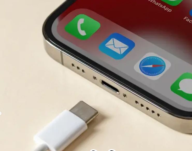 아이폰 15 C타입 충전 포트