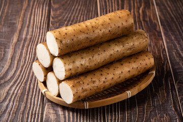 토란 효능과 토란보관법을 알아봤습니다. 토란은 열대 아시아가 원산지인 미역과에 속하는 다년생 식물로 현재는 전 세계적으로 분포하며 약간 습기가 많은 곳에서 잘 자랍니다