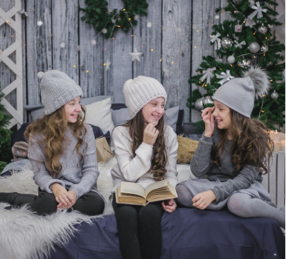 독서하며 이야기하는 아이들