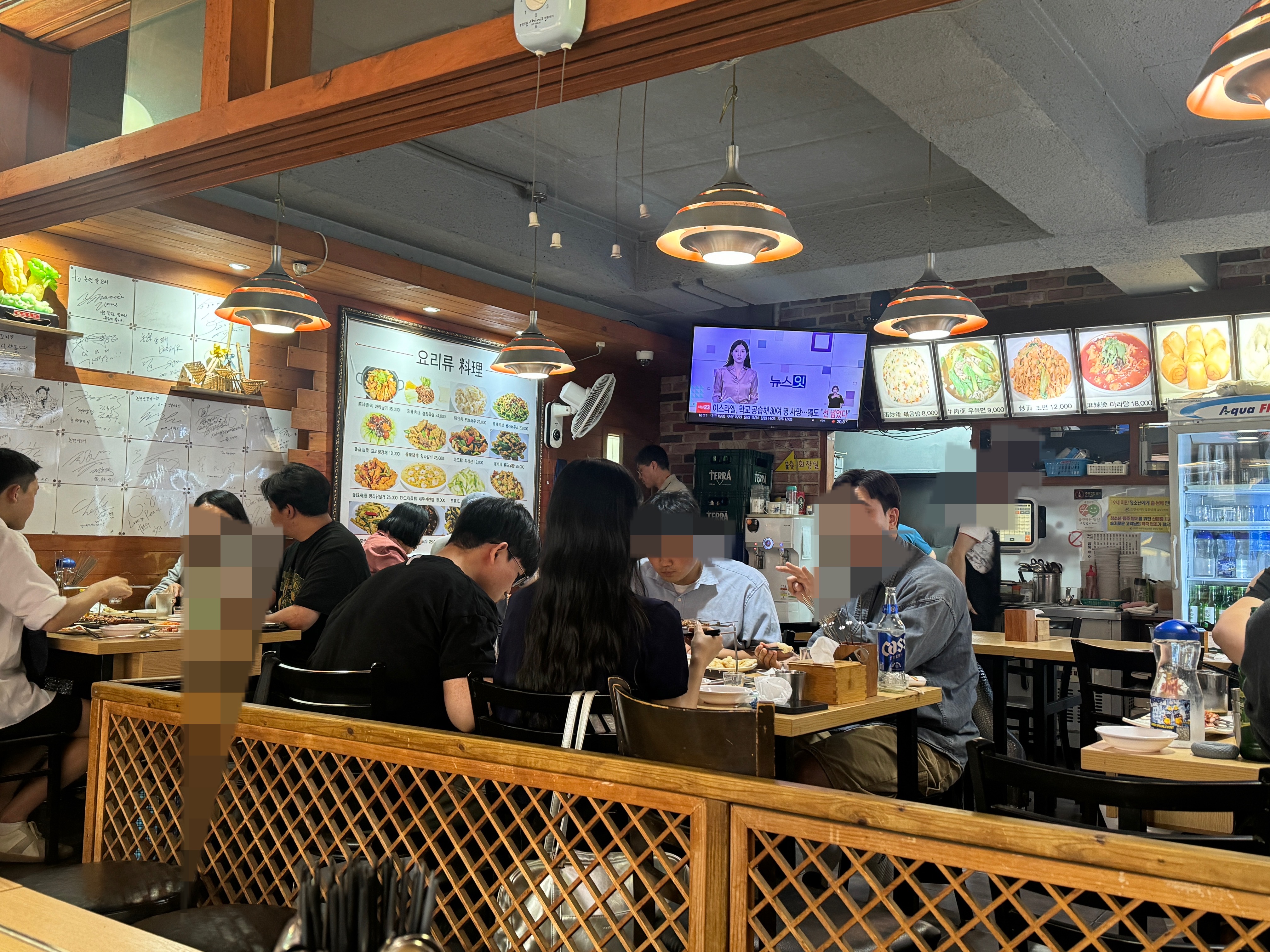 논현 양꼬치 내부에 손님들 많은 사진