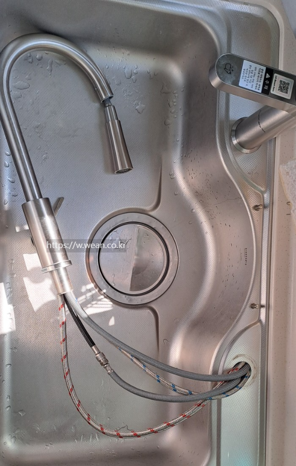 탈거된 수전이 놓여 있습니다.