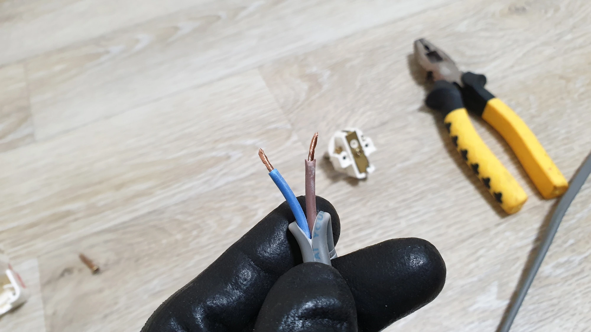 전선 피복 벗긴 모습