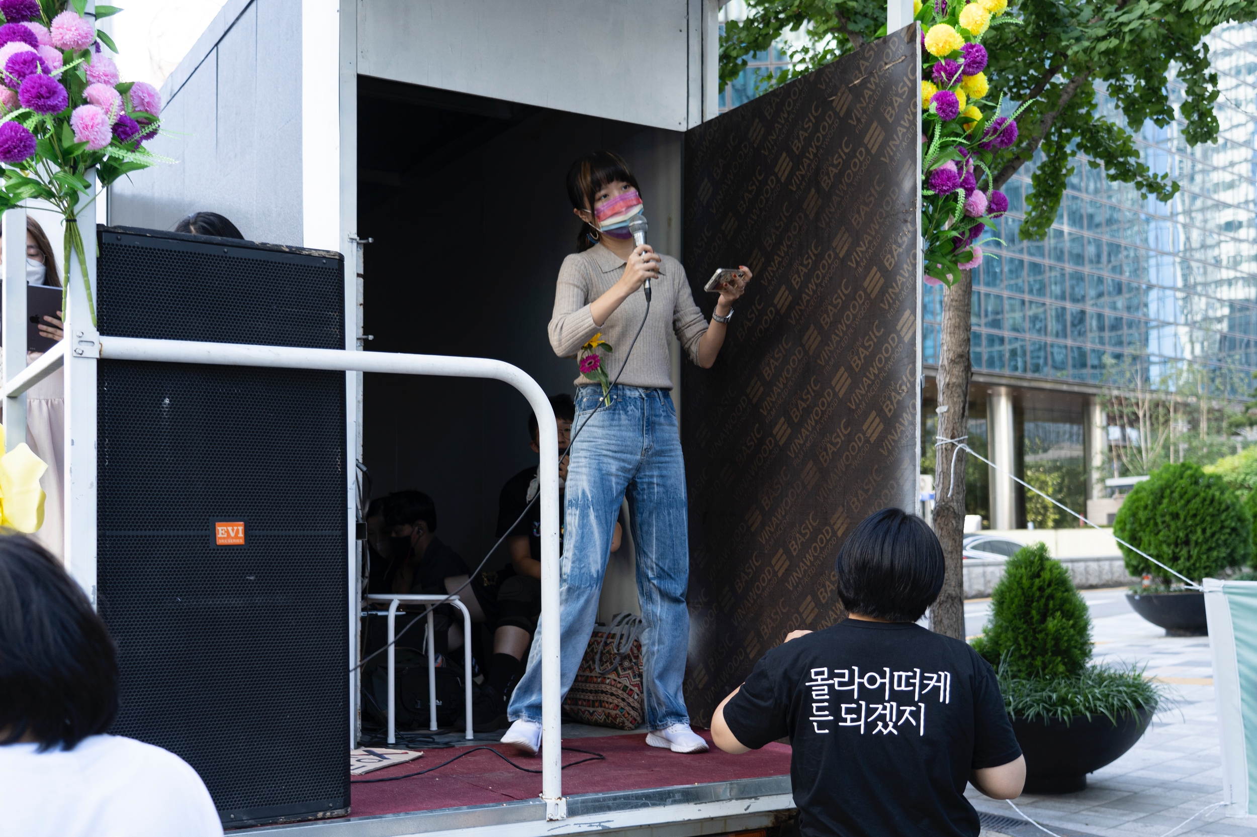 성노동자해방행동 주홍빛연대 차차의 해수 님께서 트럭에서 발언하고 있다.