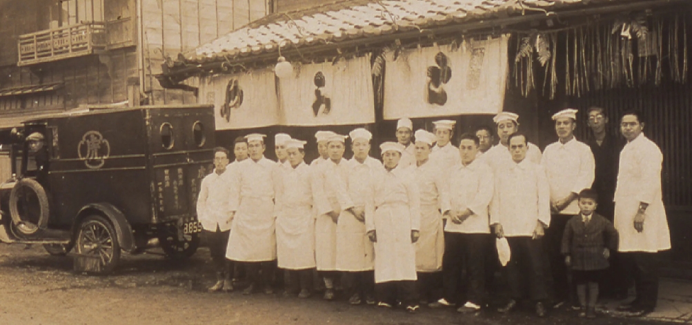 오래된 토라야 직원들의 사진