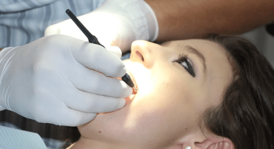 치과에서 입안을 청소하고 있다