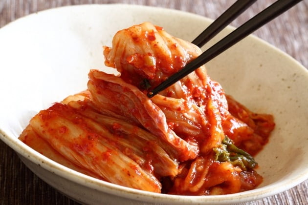 젓가락으로-집는-김치