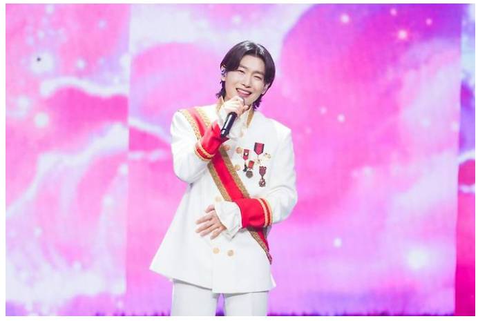 열창하는-트롯가수-김용빈