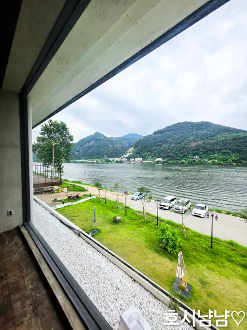 창밖으로 펼쳐진 북한강 그림 한폭