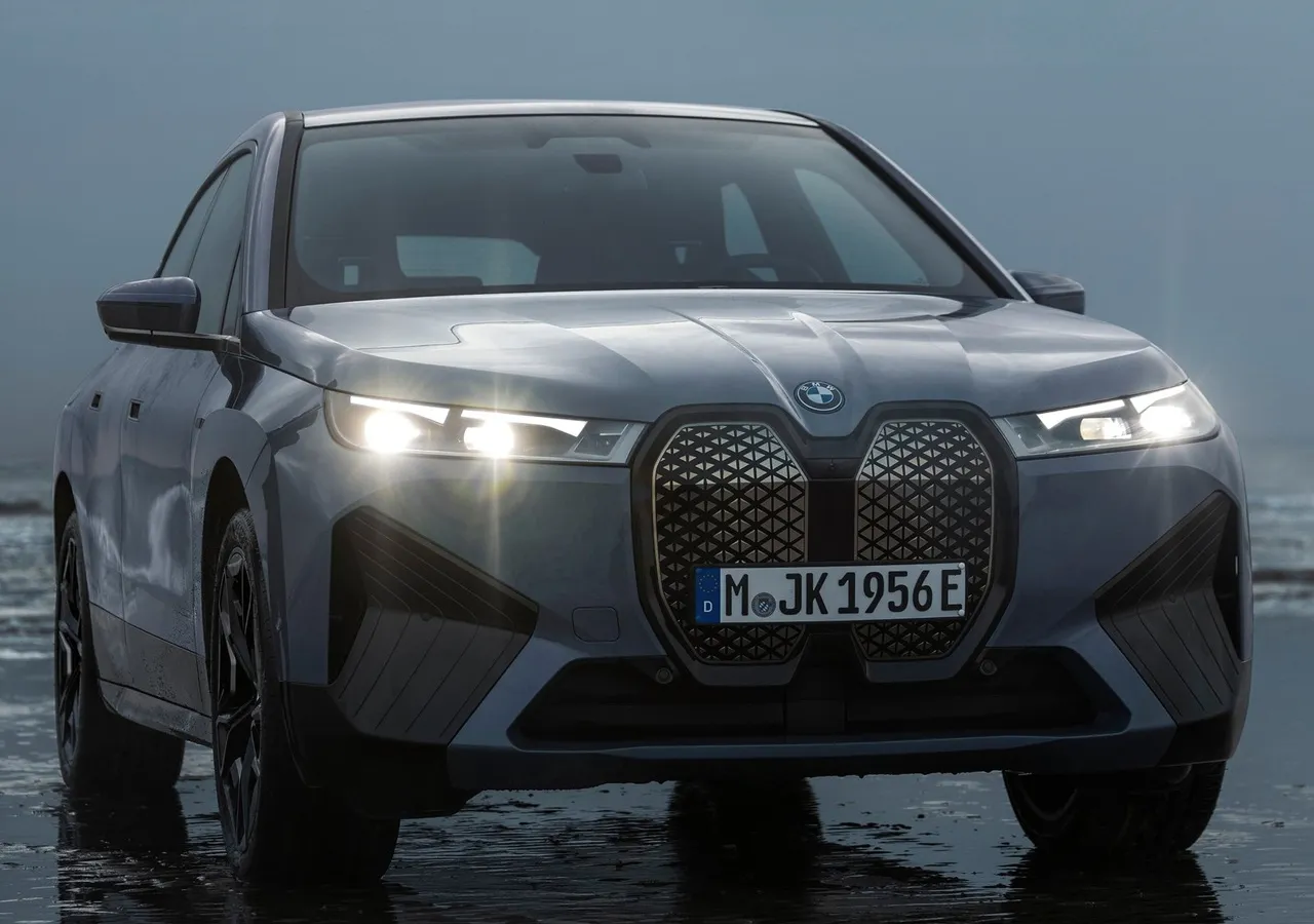 BMW IX M60 차량 이미지