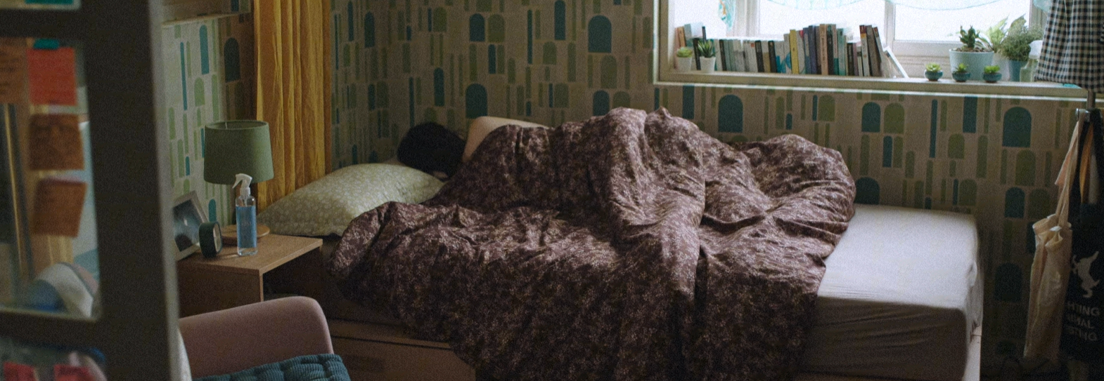 러브미 6화 하룻밤을 보낸 해온은 일어나 있었다.