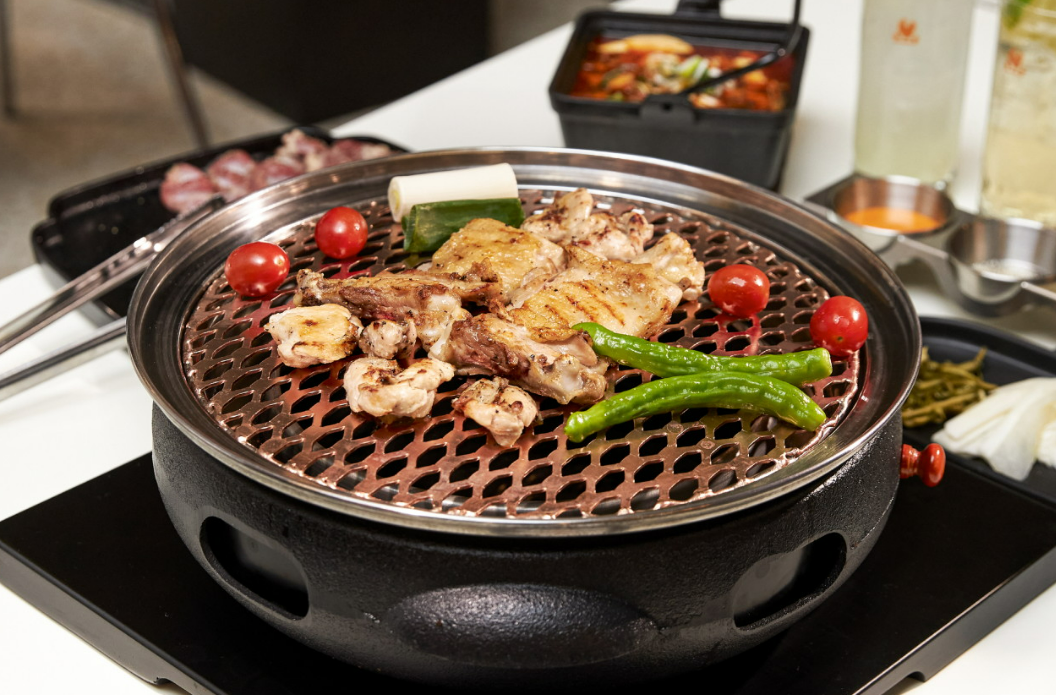 문래동 닭모둠구이 맛집 올어바웃K밥 한국식 바베큐 그릴에 닭고기와 채소