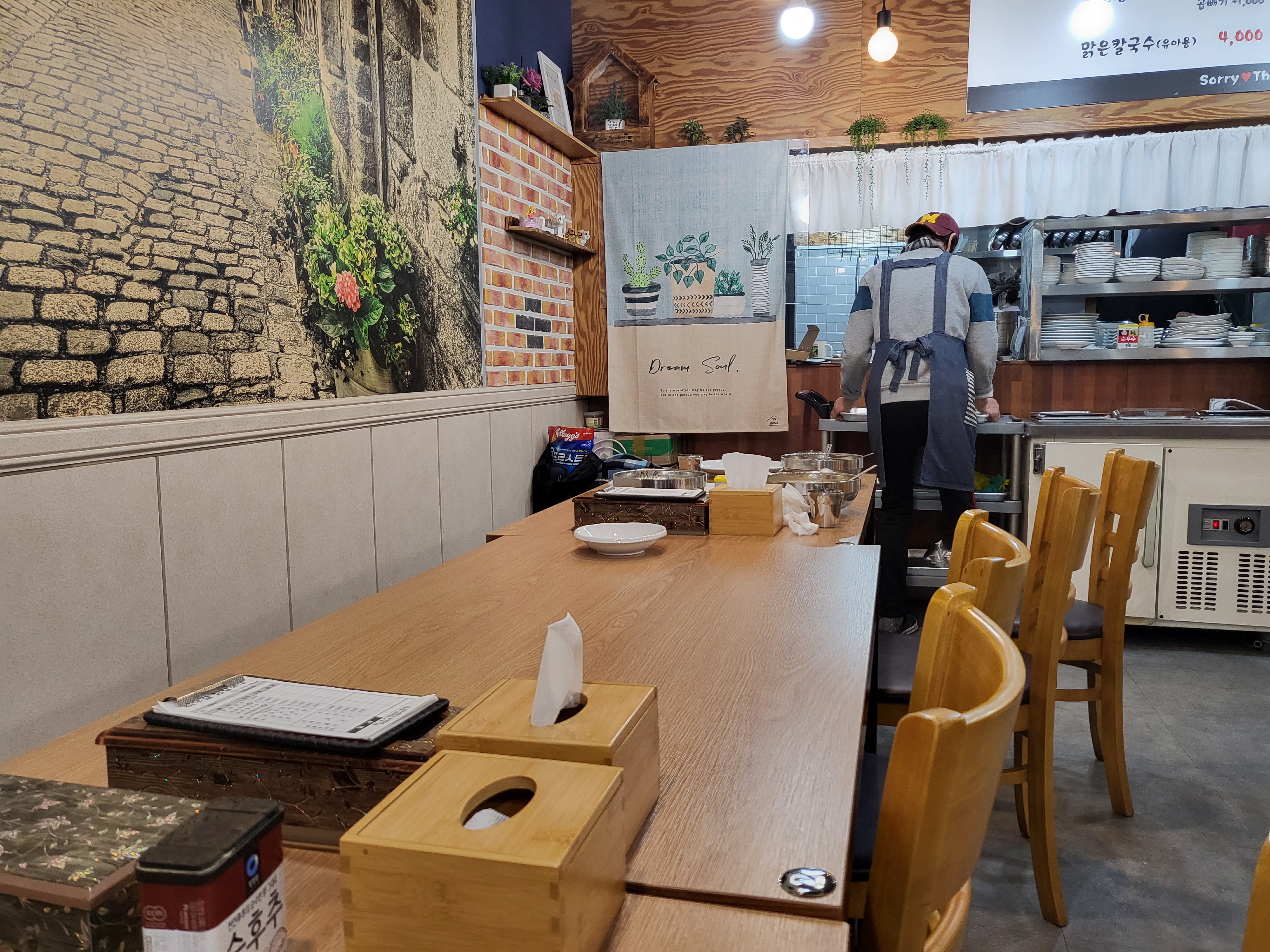 입구 왼쪽 테이블