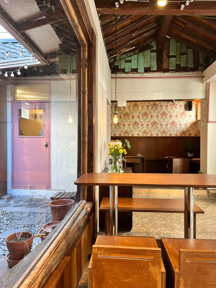 따뜻한 조명과 색감