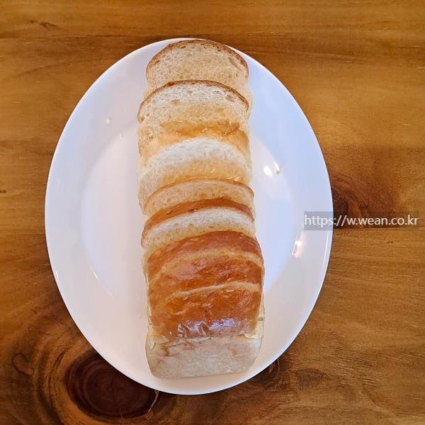 식빵이 접시에 담겨 있습니다.