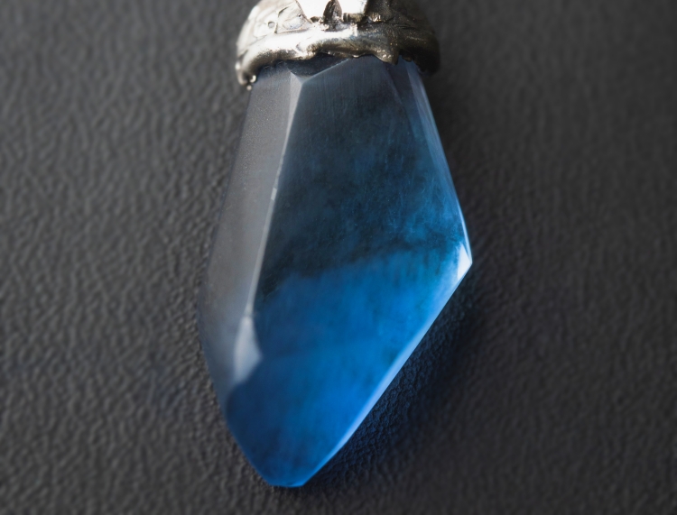 짙은 푸른색 아쿠아마린