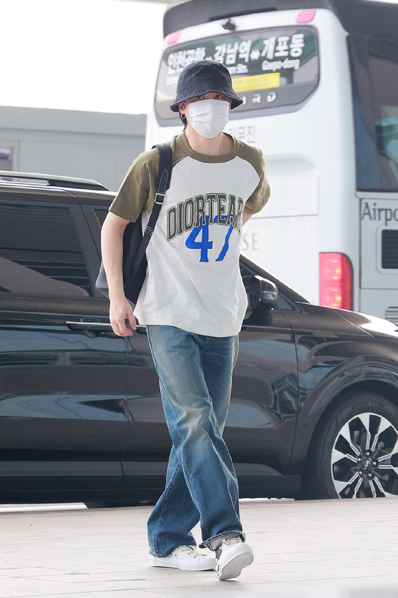 BTS 멤버 지민이 23일 오전 인천국제공항을 통해 영국 런던으로 출국하고 있다. [사진=디올]