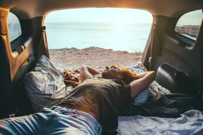 해변가에-주차한-후-차박을-즐기는-사진