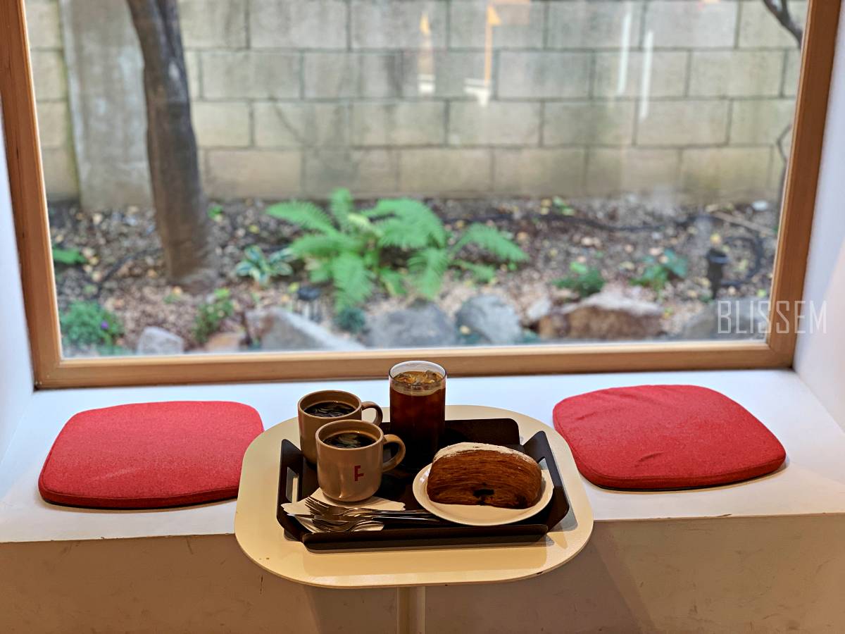 용산카페-삼각지카페-정원카페-예쁜카페-카페추천-피요르드-용리단길카페-정원-후식-시나몬롤-브라우니