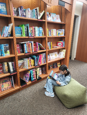 스탠포드대학교 북스토어에서 책읽는 아이