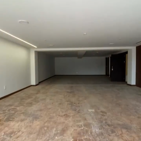 주차장이 넓고 주차장 안쪽에는 창고가 있어 물건 보관하기 좋고, 계단이 연결이 되어 있어 집에 올라가기가 편한 구조로 되어 있어요