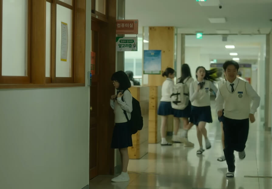 문 앞에 긴장된 듯 서 있는 이나