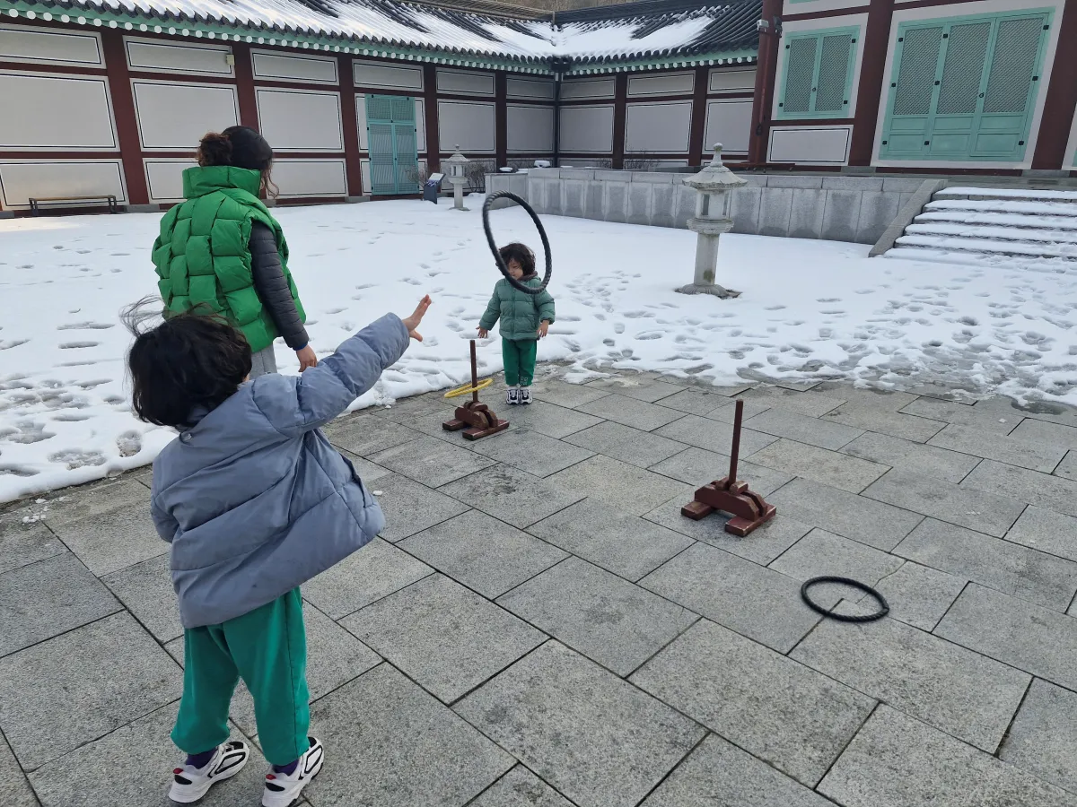 고리-던지기를-하고-있는-형제