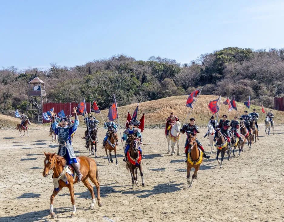 제주도-서쪽-놀거리-가족여행-추천-라온더마파크-기마공연-20여명의-말을-탄-사람들