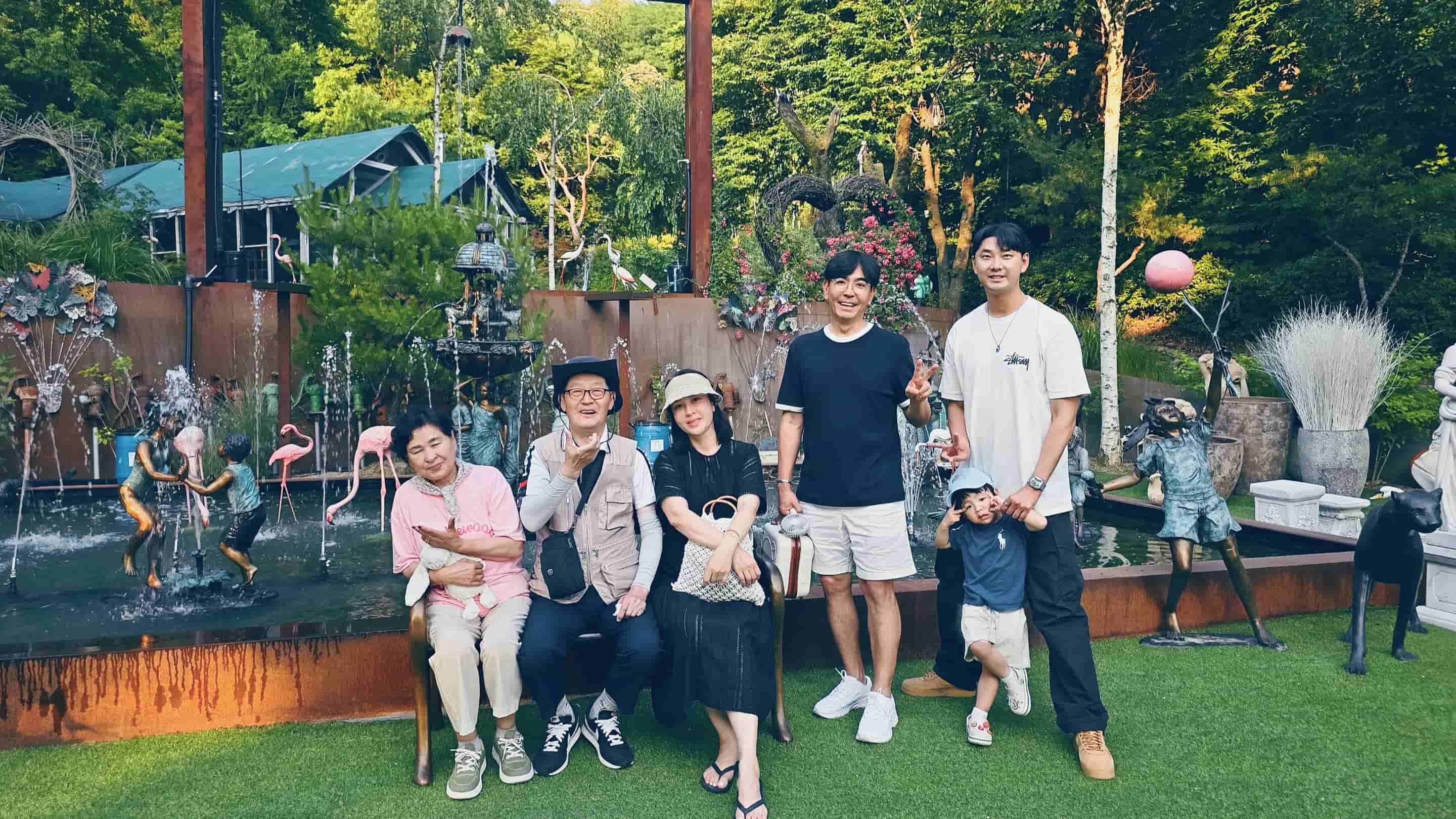 이진상회 베이커리 공원 내 단체 가족사진