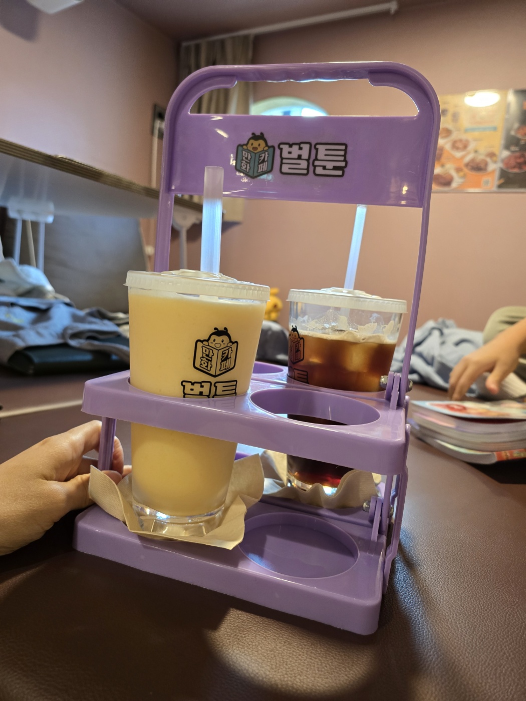 입장시간이 입력된 카드와 음료