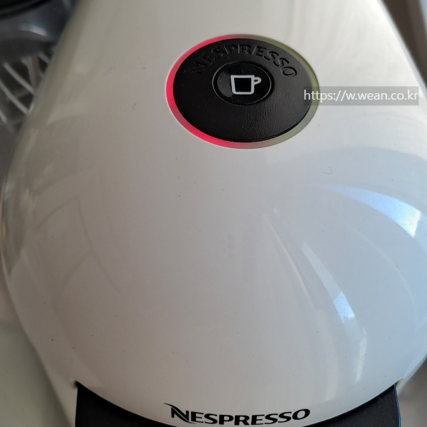 네스프레소 버츄오 기기에 빨간불, 노란불이 들어왔어요.