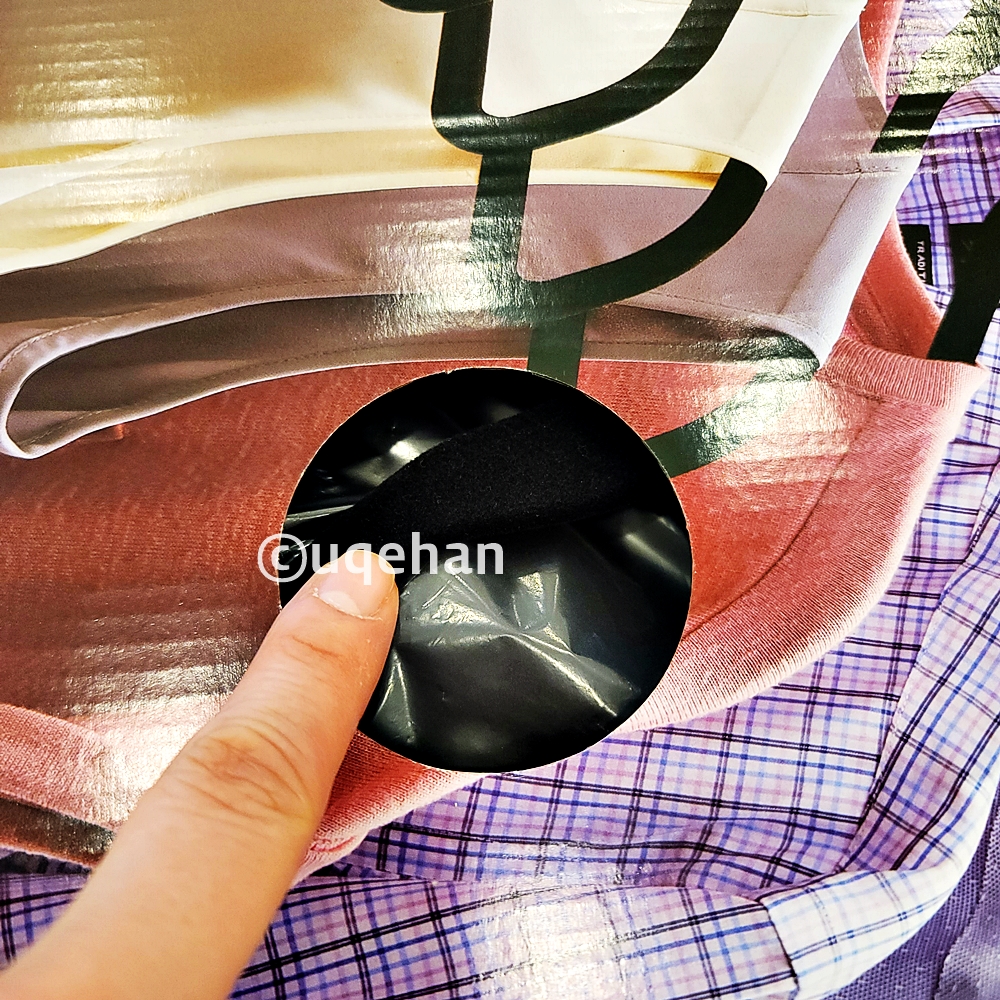 코스트코 논슬립 옷걸이 제품의 재질을 만져볼 수있도록 제품의 박스에 구멍을 내었다.