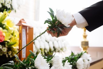 모르는-사람이지만-장례식장에서-헌화하는-모습