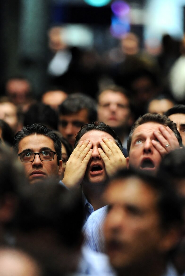 주식 폭락에 패닉하는 사람들