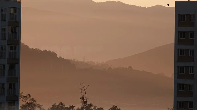 미세먼지로 가득차 뿌연 풍경