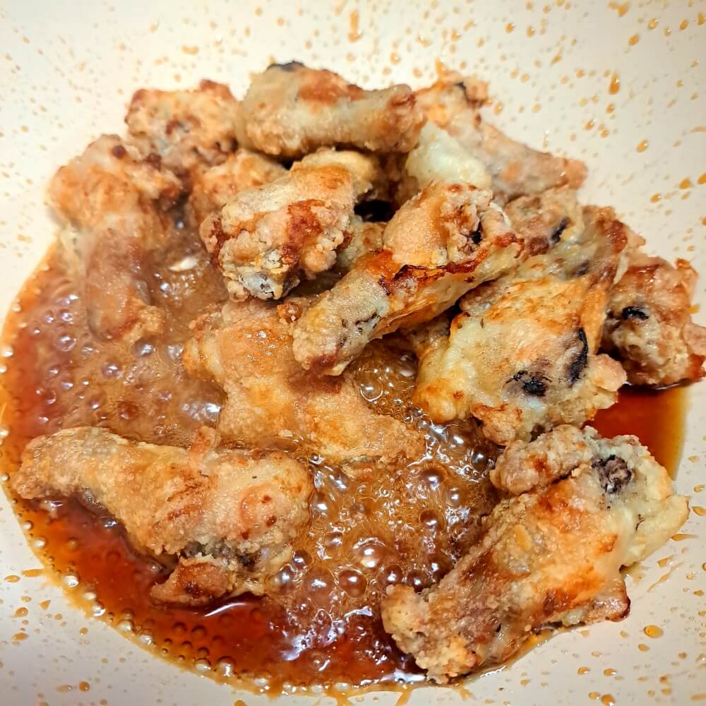 양념에 닭봉을 섞어준다