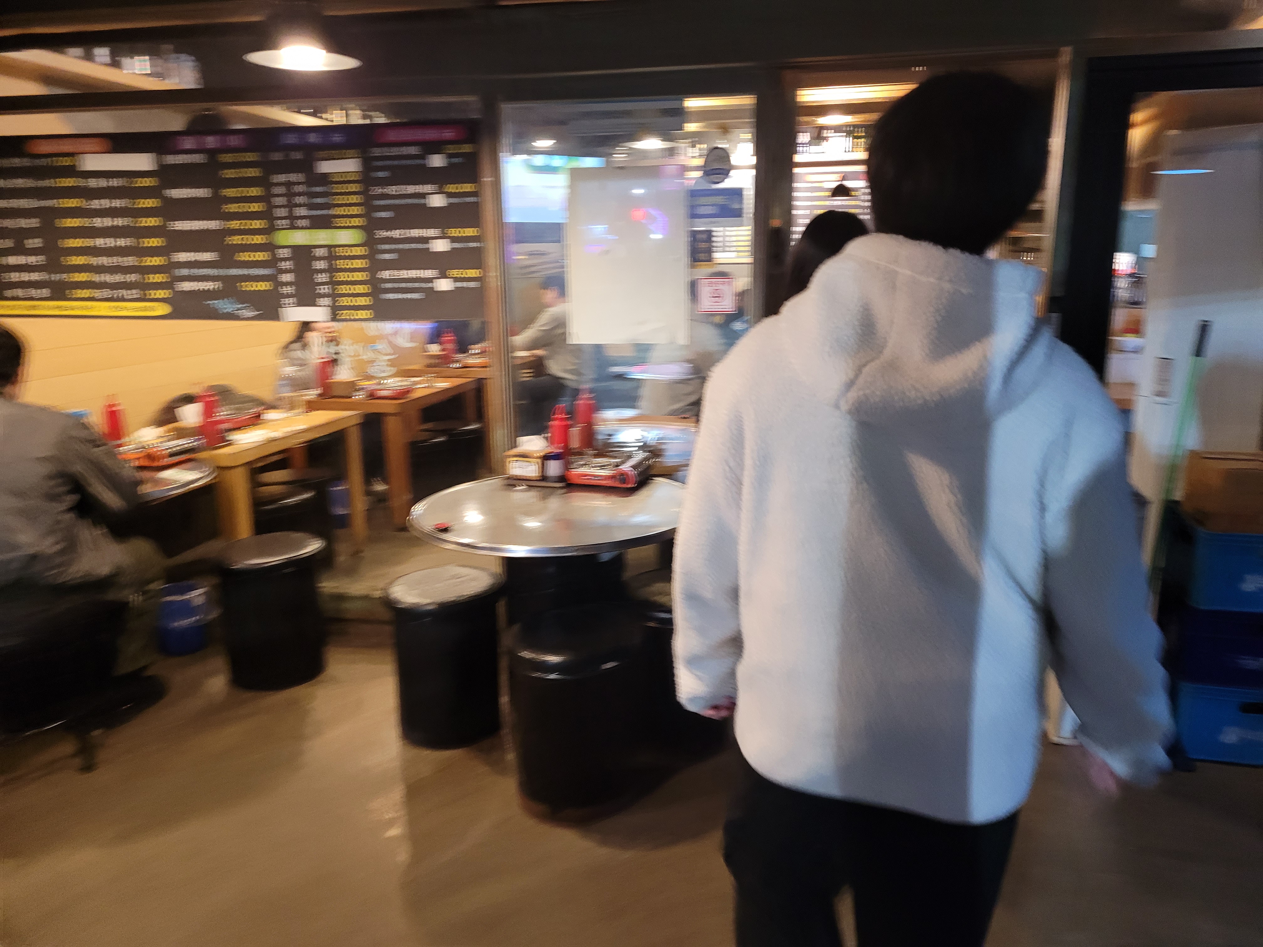 대박횟집으로 들어가는 모습