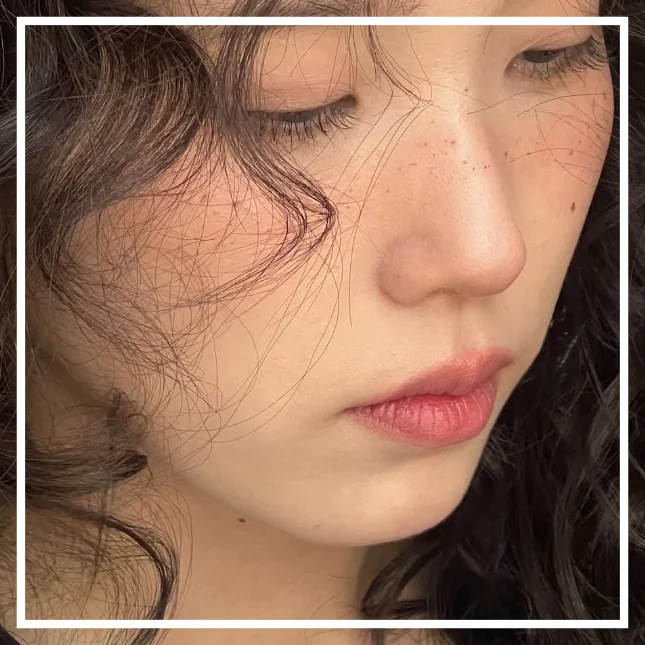 아이유 히피펌 주근깨 메이크업