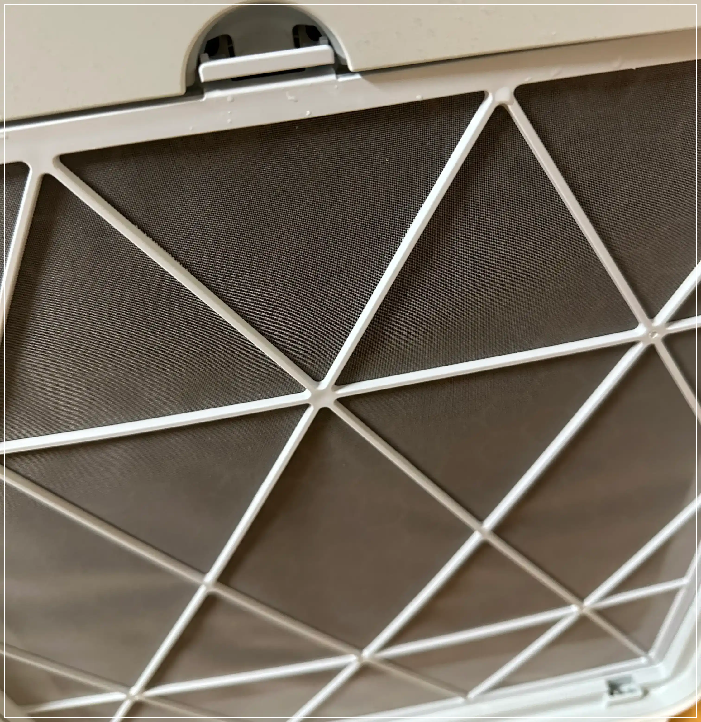 프리필터가 공기청정기에 끼워져 있다.