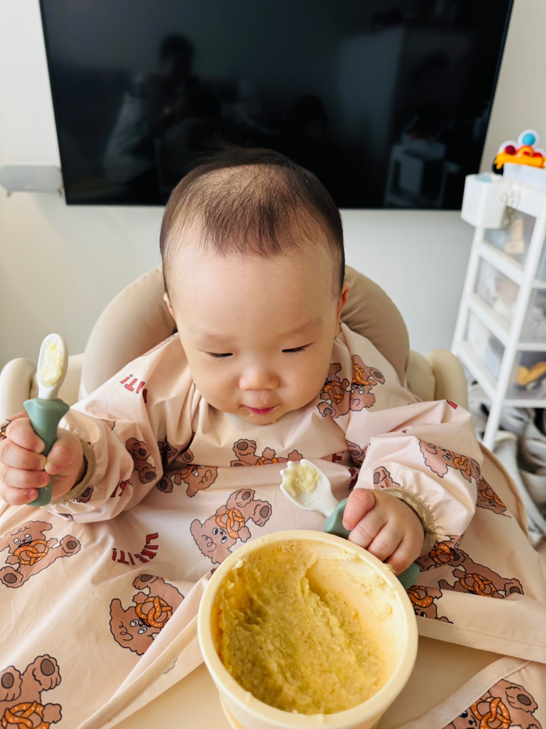 스푼과 포크를 들고 진지하게 이유식을 탐색하는 찬솔이의 모습