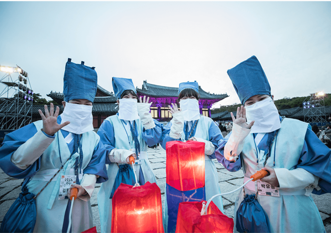 궁중문화축전 야간 행사&amp;#44; 전통 의상과 등불 행렬