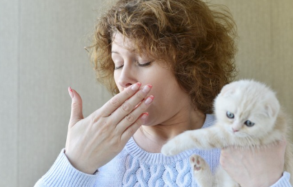 고양이 알레르기가 있는 여성.