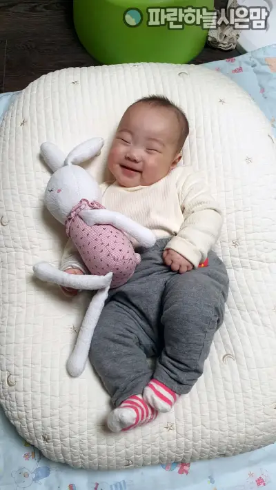 제이앤제나 역류방지쿠션에 누워있는 아기