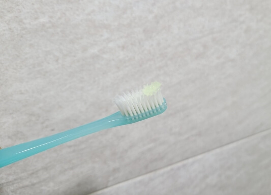 칫솔에 치약을 묻힌 사진