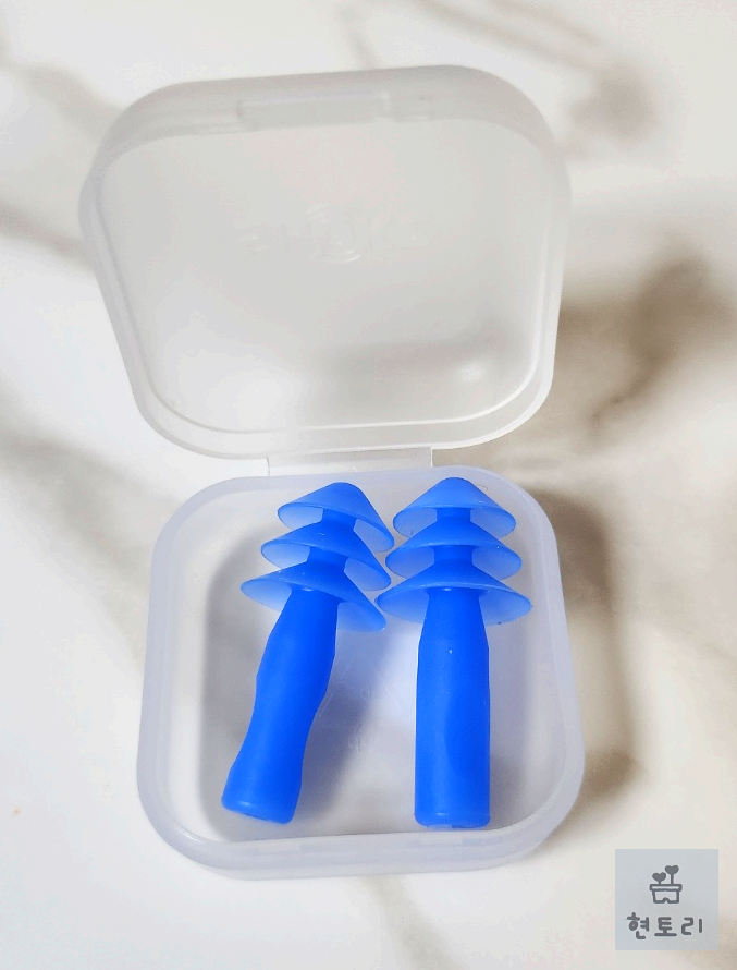 실리콘 케이스와 수영용 귀마개