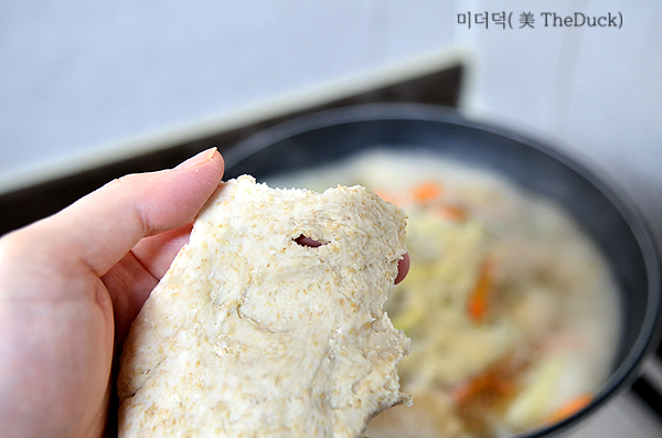 통밀 수제비 떠넣기