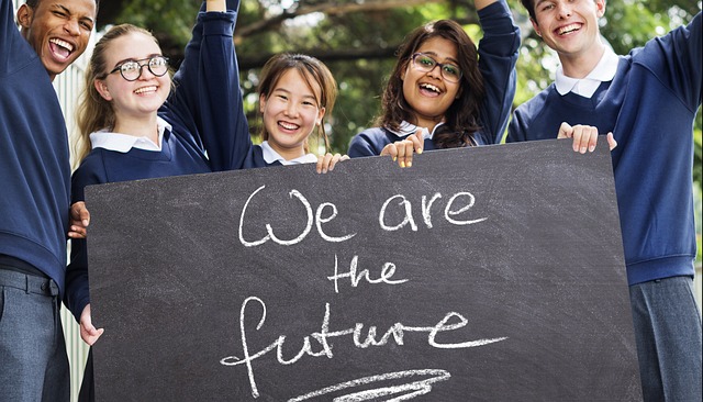 we are the future라고 써있는 칠판을 들고 서있는 청소년 사진
