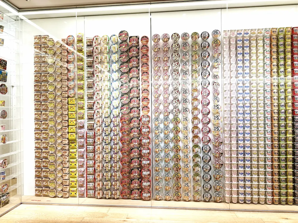 3면이 인스턴트라멘으로 가득 찬 모습 사진