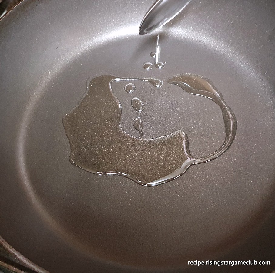 꽈리고추 소세지 볶음을 하기 위해 팬에 식용유를 두르고 예열하는 사진